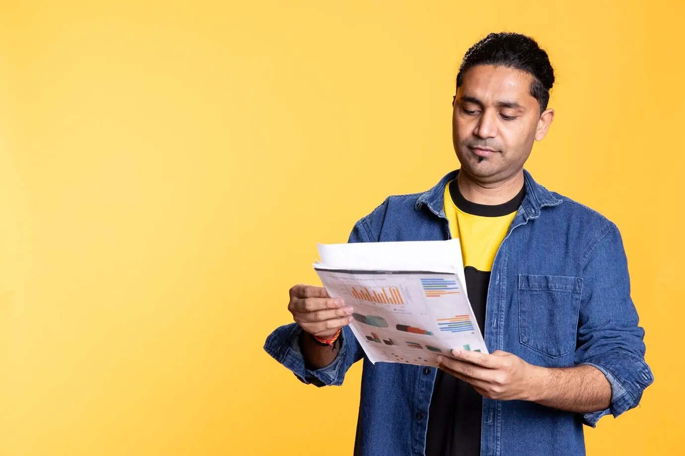 Indische Buchhaltungskraft führt für das Unternehmen eine Gewinnanalyse durch und durchsucht Dateien.